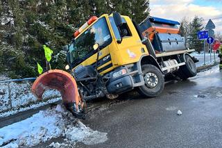 Pługosolarka zawisła na skarpie w Warszawie! Kierowca był kompletnie pijany