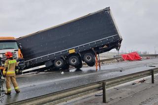 Wypadek w Kołbieli. Tir roztrzaskał osobówkę. Nie żyje jedna osoba