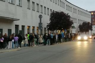 Za czym kolejka ta stoi? Tłumy krakowian na Nocy Muzeów 2023!