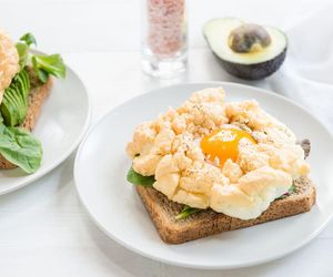 Cloud egg, czyli jajko na chmurce. Poznaj prosty trik, który zamieni zwykłe śniadanie w kulinarne arcydzieło