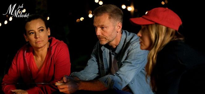 M jak miłość. Smutne pożegnanie w siedlisku Magdy i Andrzeja! To odejście mocno ich zaskoczy. Tak była więźniarka Viola zacznie nowe życie - ZDJĘCIA