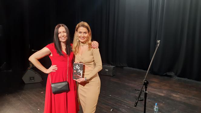 Tłumy czytelników na spotkaniu autorskim Katarzyny Łuczyńskiej! „Grzeszna i święta” ma szansę stać się bestsellerem!