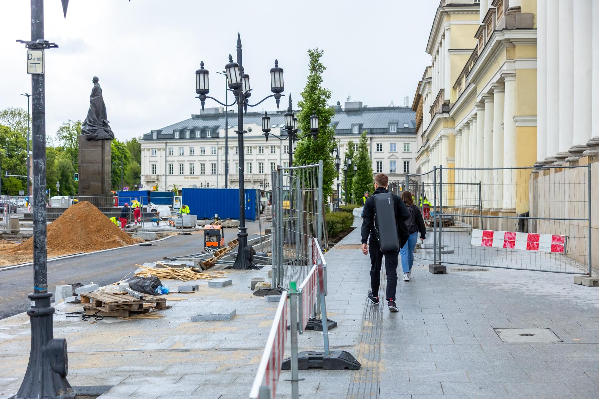 Sadzenie zieleni na placu Bankowym w maju 2025 r.