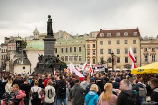 Kraków: Kilkaset osób na Rynku BEZ MASECZEK. Protestowali przeciw „plandemii” [ZDJĘCIA]