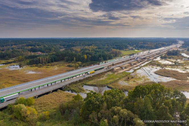 Na autostradzie A1 oddano do użytku kierowców kolejne kilometry drogi. Praca wre. Zobaczcie [ZDJĘCIA, WIDEO]