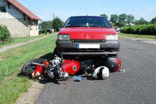 Wypadek motocyklisty w Nowej Wsi - Suzuki wjechało pod Renault Clio