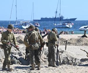 Turyści usłyszeli strzały, a czołgi wjechały na plaże. Zobaczcie zdjęcia z finałowej inscenizacji „Lądowanie na plaży”!