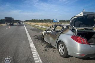 Pożar auta na A1 w Woźnikach. Samochód uległ samozapłonowi