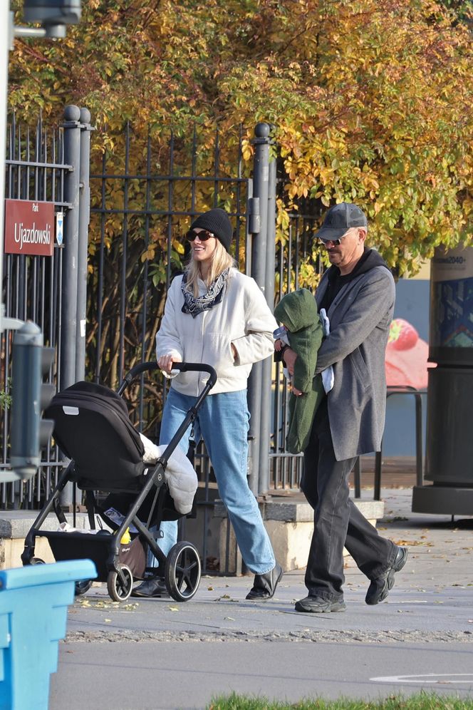 Krzysztof Ibisz z rodziną na spacerze