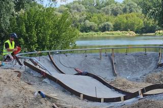 Miłośnicy rowerowych akrobacji nie mogą się tego doczekać. Pumptrack powstaje w Starym Fordonie [GALERIA]