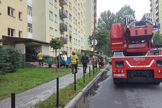 Bełchatów. Pożar w bloku! Płomienie buchały z okna. W domu była rodzina z dziećmi 