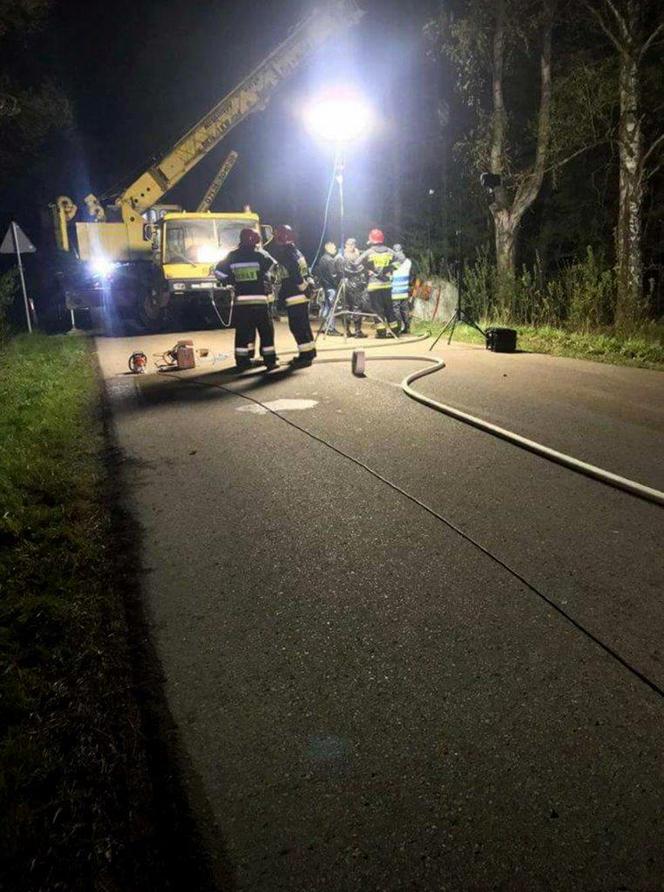 Kierowca cysterny uciekał przed piratem drogowym. Wpadł do rowu [ZDJĘCIA]