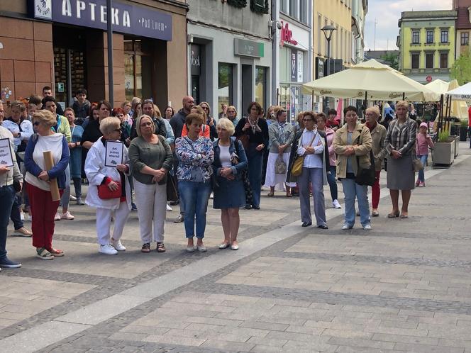 Protest „Ani Jednej Więcej!” w Rybniku. Protestowano przed biurem PiS [ZDJĘCIA]