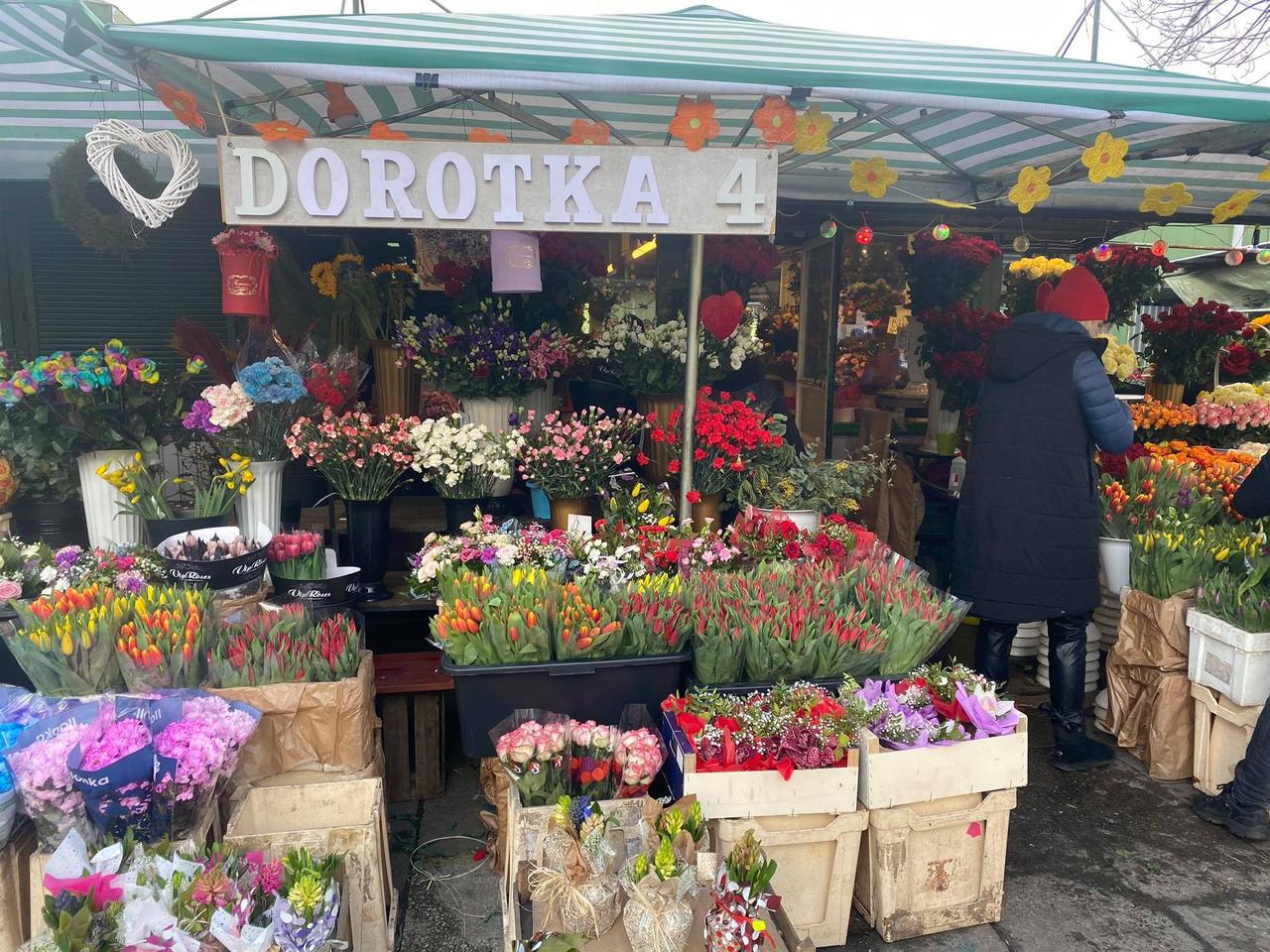 Kiedyś goździki i rajstopy, a teraz? Jakie kwiaty kupują mężczyźni z okazji Dnia Kobiet? 
