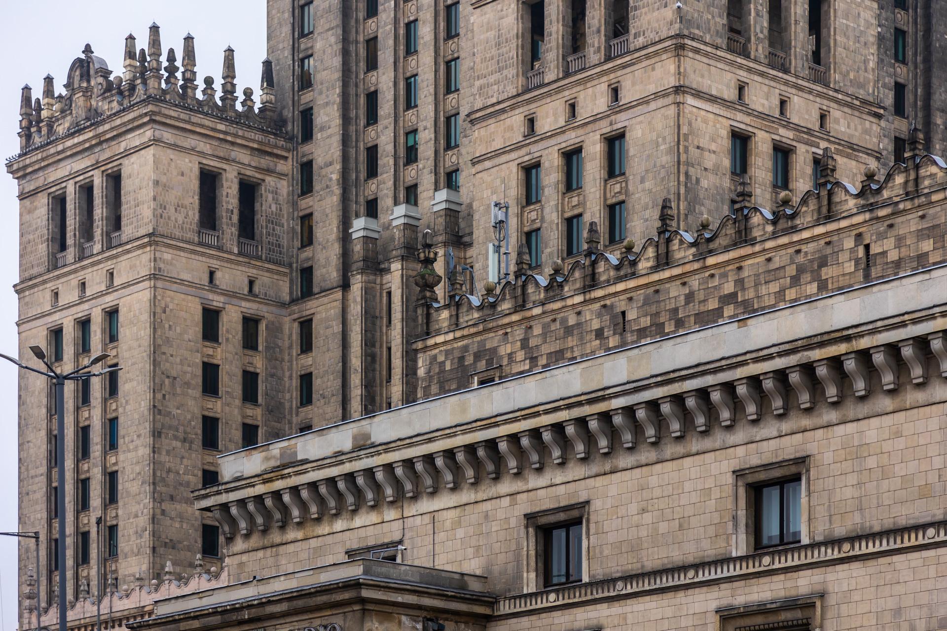 Zobacz najbrudniejsze warszawskie budynki - zdjęcia. Wypiękniałyby, gdyby je umyć