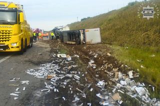 Wola Hankowska. Kraksa ciężarówki z busem na A1. Z tira wylał się potok czerwonej substancji