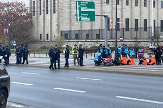 Incydent na Marszu Niepodległości w Warszawie. Aktywiści zablokowali trasę