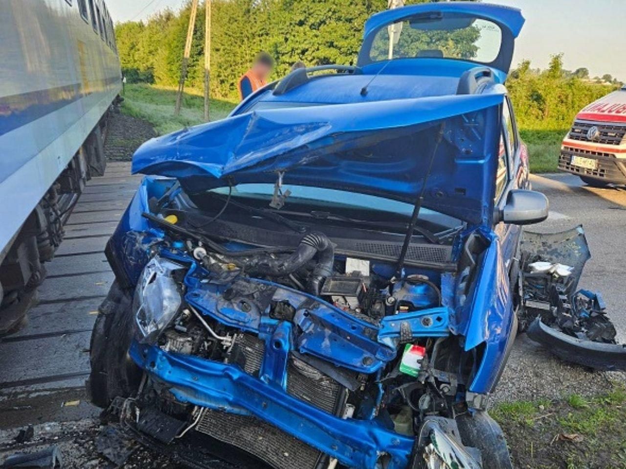 Tragiczny wypadek na Pomorzu. Samochód wbił się w pociąg! Droga