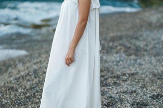 Tego lata postaw na biel. Sukienki w tym kolorze robią furorę na ulicach i w mediach społecznościowych