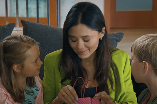 M jak miłość odc. 1700. Iza (Adriana Kalska), Maja (Laura Jankowska), Szymek (Staś Szczypiński)