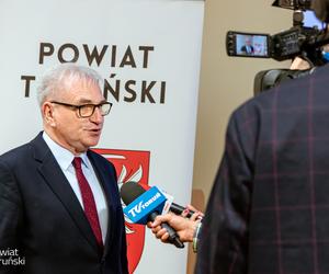 „Niech połączy nas hymn” - piękna, kolorowa premiera w siedzibie Starostwa Powiatowego