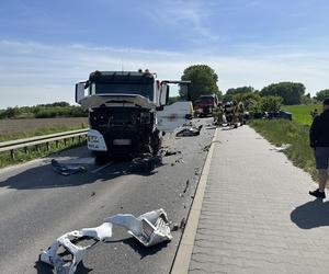Potworny wypadek w Brwinowie. Czołowe zderzenie ciężarówki z BMW