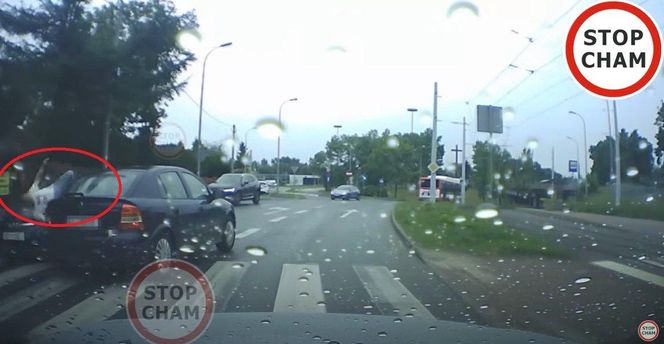 Kierujący oplem potrącił mężczyznę