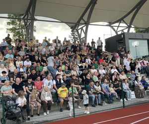 Kibice na otwarciu stadionu w Starachowicach