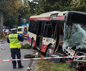 Zderzenie autobusu miejskiego z osobówką w Wilkowicach koło Leszna