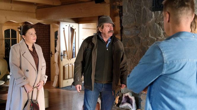 M jak miłość odc. 1849. Paweł (Rafał Mroczek), Haneczka (Elżbieta Firek), stryj Jędrzej Gutowski (Piotr Majerczyk)