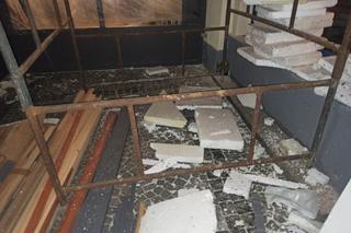 Niszczenie zabytkowych podcieni na placu Zbawiciela