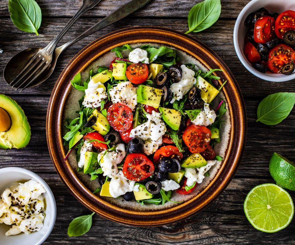 sałatka z awokado i mozzarellą