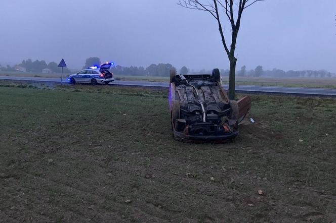 Mzurki. Dachujący peugeot wylądował na polu