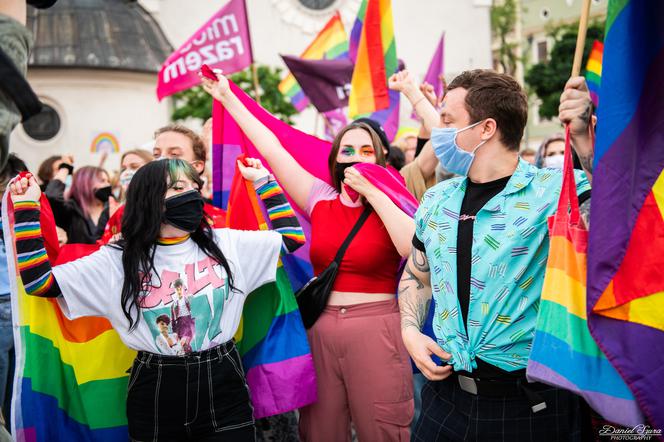 Demonstracja LGBT i narodowców na krakowskim Rynku