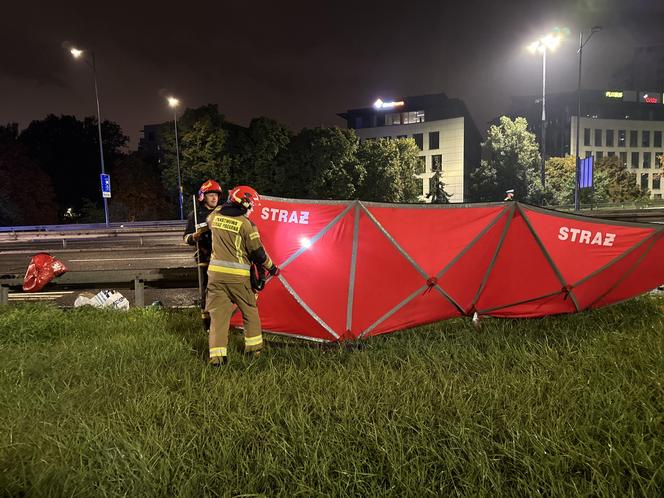 Tragiczny wypadek na Trasie Łazienkowskiej. Volkswagen wbił się w auto rodziny z dziećmi. Jedna osoba nie żyje