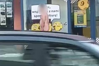 Nagi mężczyzna spacerował w centrum Koszalina