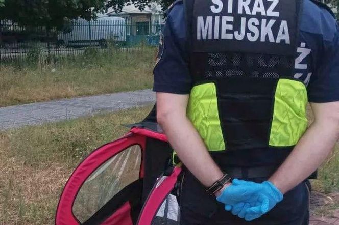Leżał obok ścieżki rowerowej, obok były jego dzieci. Strażnicy ruszyli na pomoc. Wstrząsające ustalenia