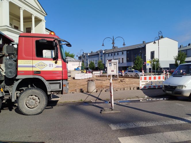 Trwa budowa parku kieszonkowego przy sali Podlasie MOK-u. Piesi mogą tu napotkać utrudnienia
