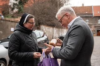 Prezydent Poznania Jacek Jaśkowiak podzielił się świątecznym jedzeniem. Podarował je jadłodajni Caritasu