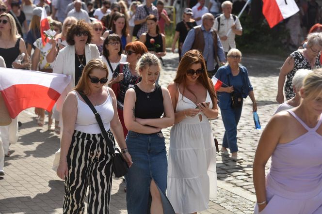 Marsz Milczenia dla Klaudii w Toruniu. „Niech nasza cisza przemówi głośniej niż słowa” [GALERIA]