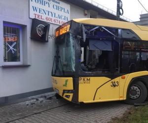 Zderzenie dwóch autobusów na skrzyżowaniu w Gliwicach