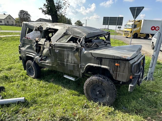 Wojskowe auto wylądowało na dachu. Ranny 34-latek