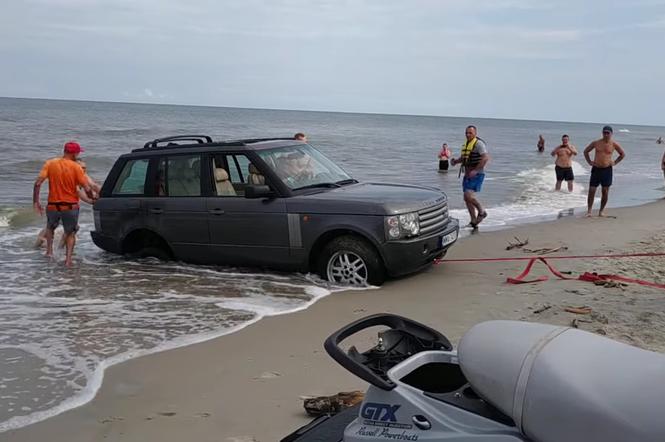 Wjechał Range Roverem na plażę i utknął w Bałtyku