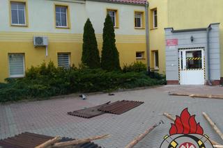 Zerwany dach przychodni i powalone drzewa