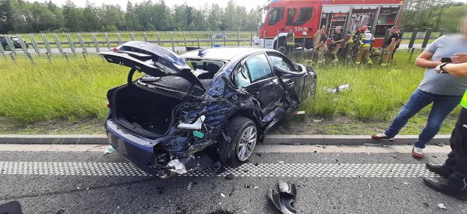 Groźny wypadek na S7. Rozpędzone auto wjechało w nieoznakowany radiowóz [ZDJĘCIA, WIDEO]