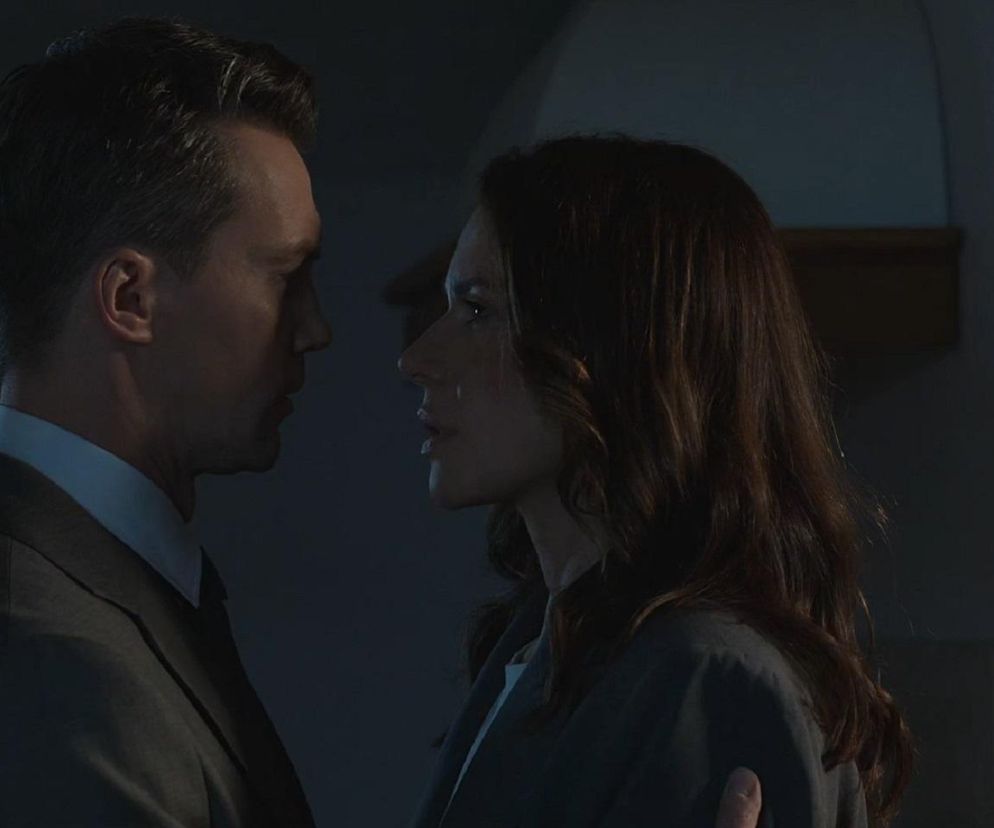 Krzysztof Kwiatkowski jako Jakub i Magdalena Turczeniewicz jako Martyna z serialu M jak miłość, patrzą na siebie z bliska, twarzą w twarz, w słabo oświetlonym pomieszczeniu. Martyna dotyka ramienia Jakuba, ich spojrzenia są pełne emocji. Więcej o ich relacji znajdziesz na Super Seriale.