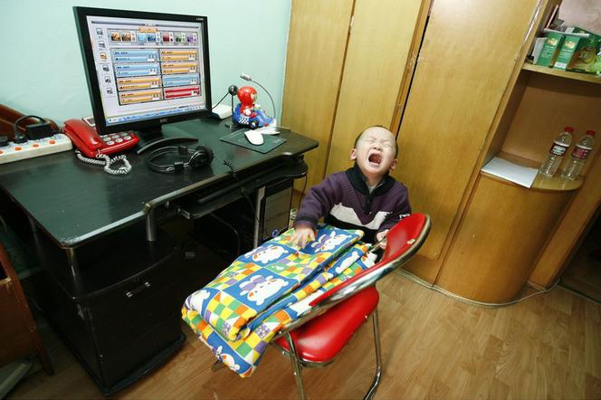 Dwulatek uzależniony od gier komputerowych