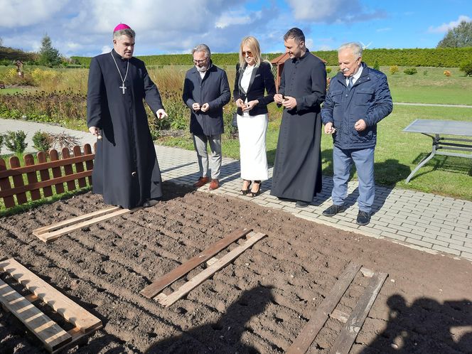 Bp diecezjalny Zbigniew Zieliński, burmistrz Darłowia Arkadiusz Klimowicz z małżonką Joanną Klimowicz