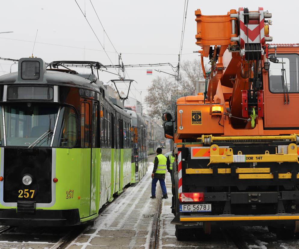 Wykolejony tramwaj w centrum Gorzowa