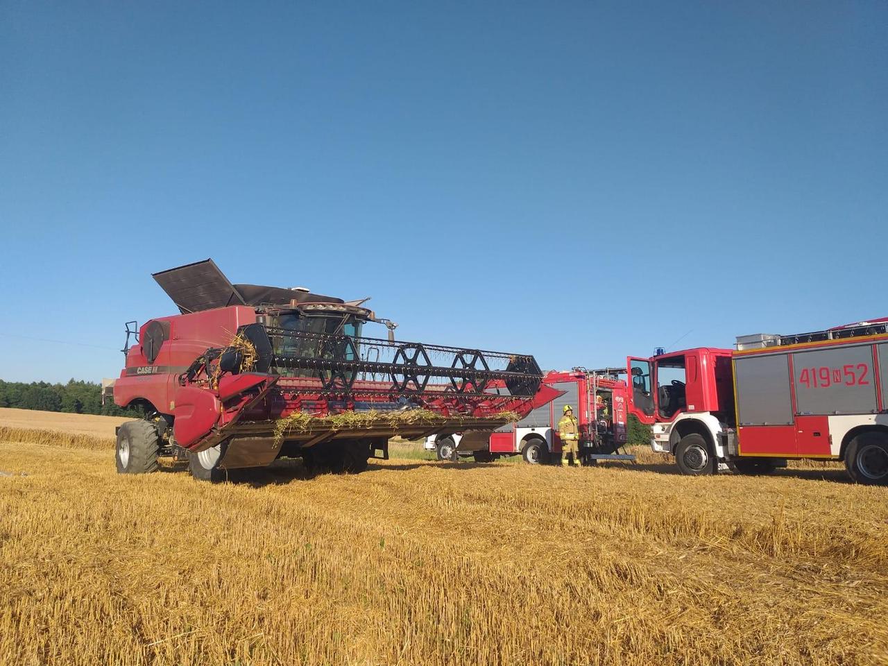 Powiat braniewski: w Sawitach spłonął kombajn